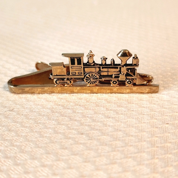 3pc Hickok Train Tie Clip and Cufflinks Signed Gold Tone Vintage Cuff Link Set - Picture 3 of 5